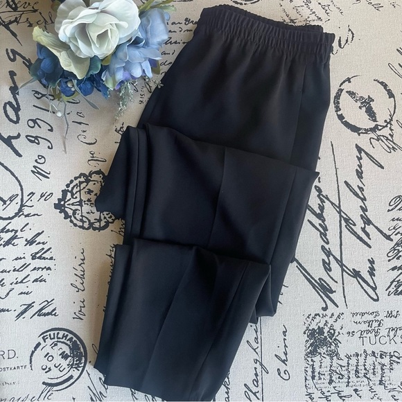 NWOT Theory Easy Jogger Regent Crepe Pull On Pants in Black with Pockets Size 4 - Picture 3 of 8